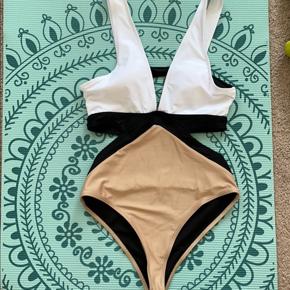 One piece cutout Bathing suit
